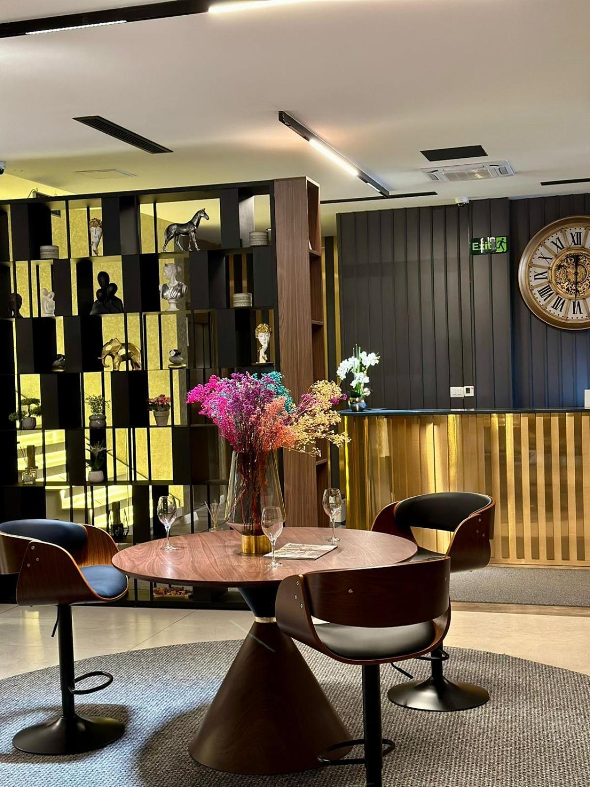 Ador Hotel North Mitrovica Buitenkant foto